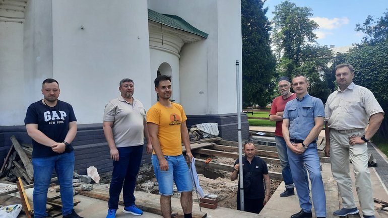 Біля стін Софійського собору несподівано виявили тисячолітню археологічну знахідку: вже працюють археологи