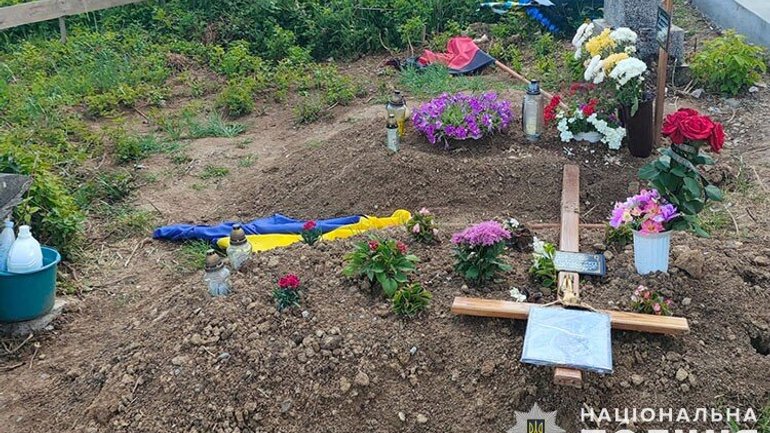 На Тернопільщині вандал повитягував дерев’яні хрести з поховань могил загиблих бійців