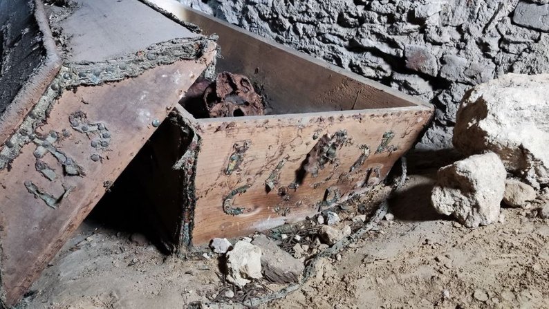Під собором, в якому хазяйнувала УПЦ, знайшли розграбовані поховання