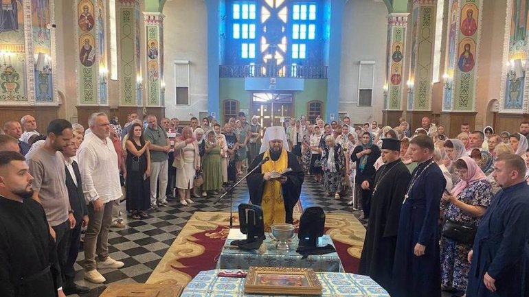 Архиєрей ПЦУ освятив ікони на бронеплитах для принца Гаррі та Річарда Сміта