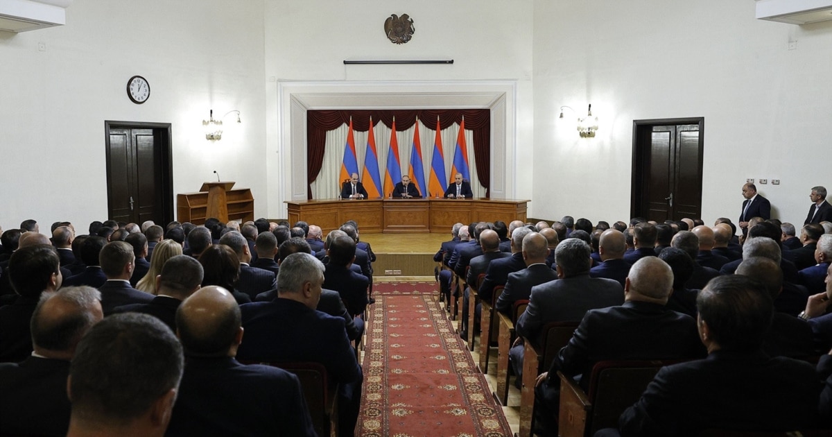 Вимагають не згадувати Католикоса в молитвах: Прем'єр Вірменії визнав втручання спецслужб у богослужіння