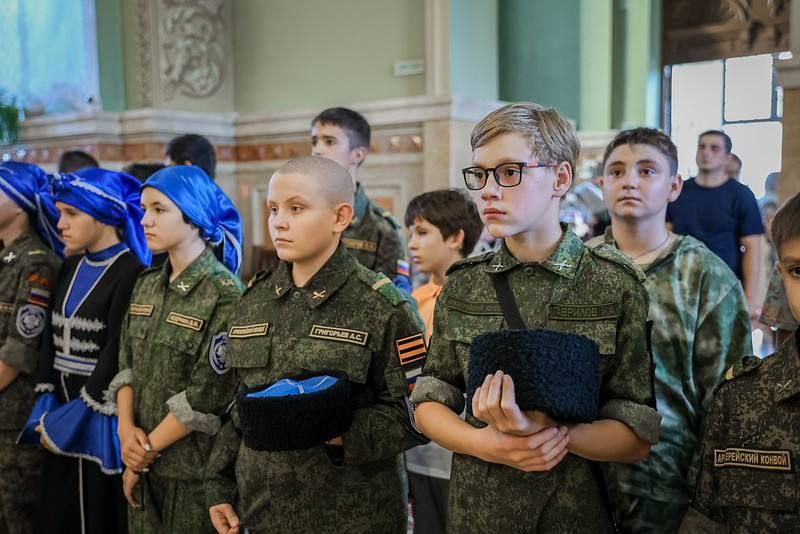 Ставропольська єпархія РПЦ сформувала загін православних дітей-бойовиків. У Церкві їх називають «Архієрейським козацьким конвоєм».