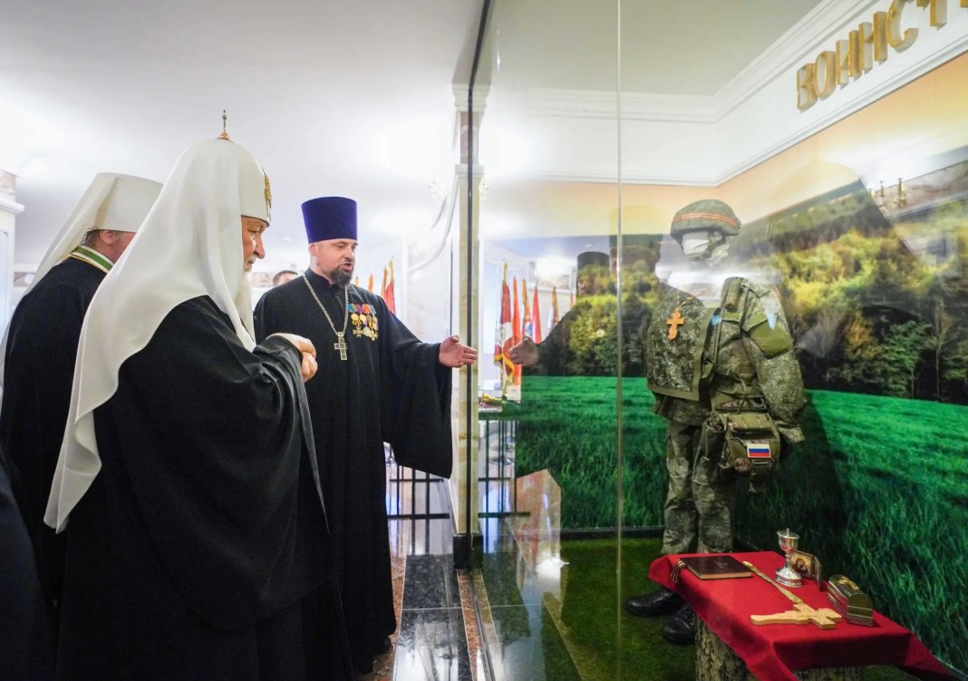 Патріарх Московський Кіріл (Гундяєв) освятив 200 натільних хрестів, які направлять російським окупантам, що вдерлись в Україну. Гундяєв відвідав музей військово...