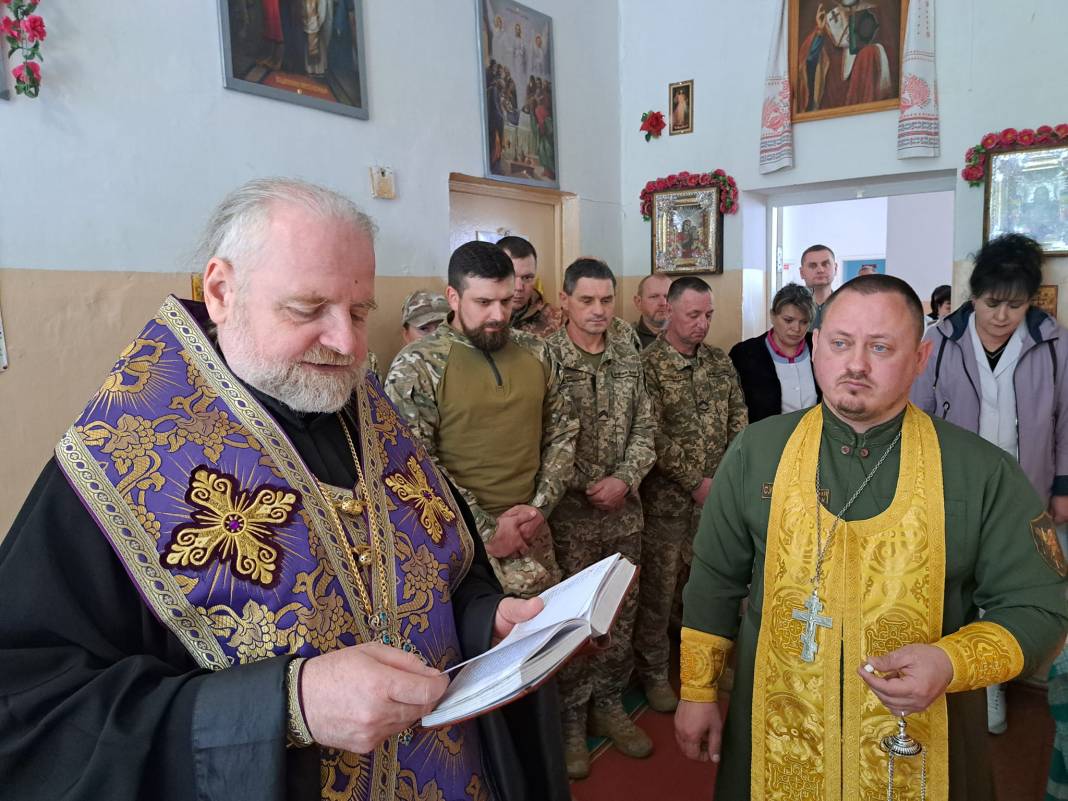 Митрополит Іоан освятив каплицю для військових і нагородив захисників України