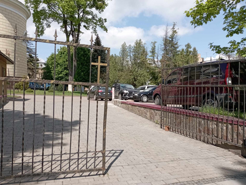 Уже невдовзі парковка на території собору в Чернівцях стане комунальною
