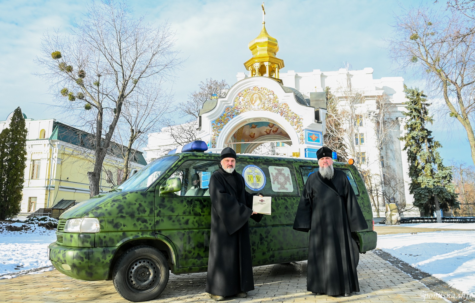 Митрополит Епіфаній освятив та передав автомобіль для 4-ї окремої танкової бригади