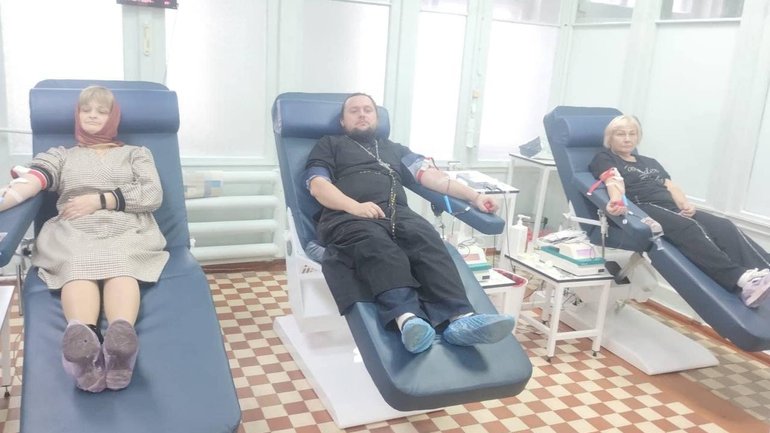 У Рівному та Запоріжжі духовенство та віряни УПЦ стали донорами крові
