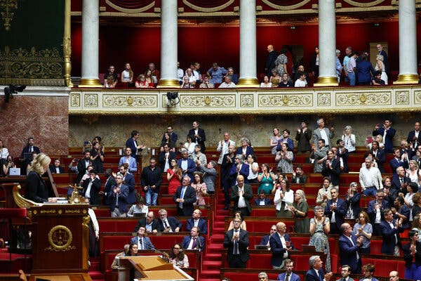 Парламент Франції легалізував медичну допомогу в уході з життя для смертельно хворих