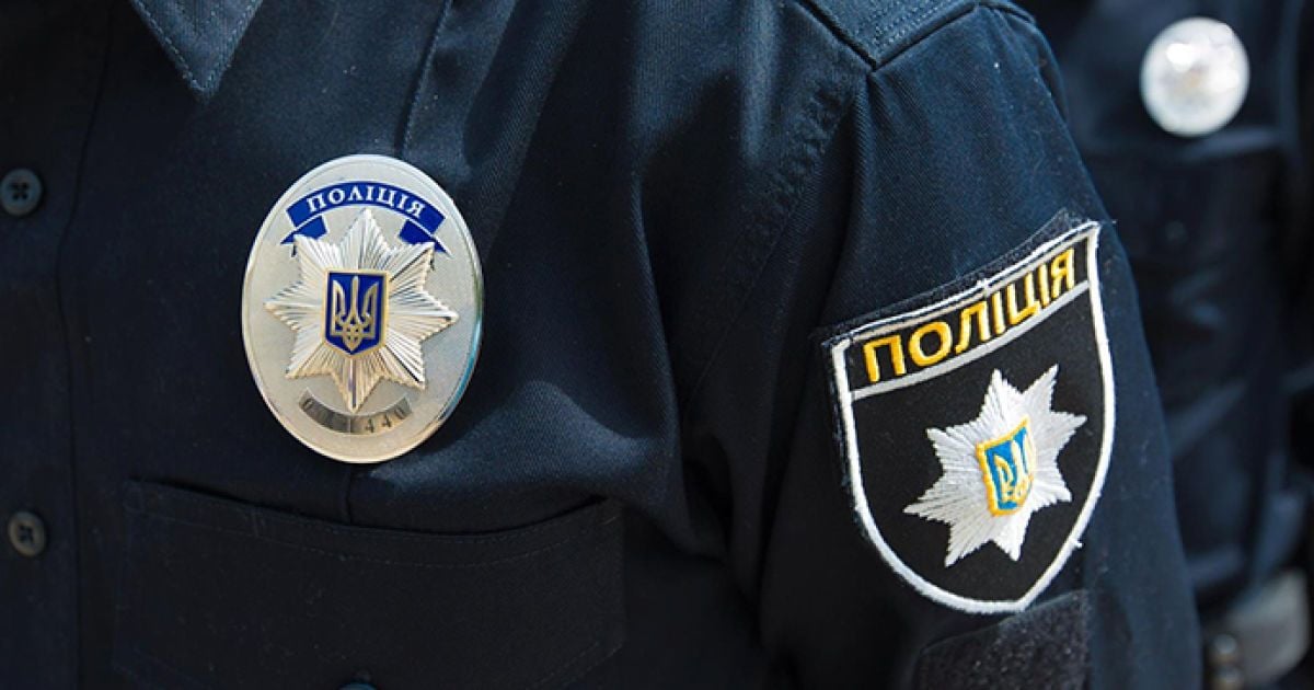 У Рівному жінка поскаржилась на сусіда до поліції, бо той облив свяченою водою її двері