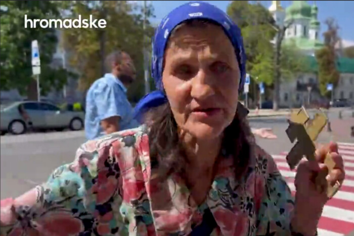 «Росія не стріляє». Вірянка Московської церкви оскандалилася заявою під стінами Лаври