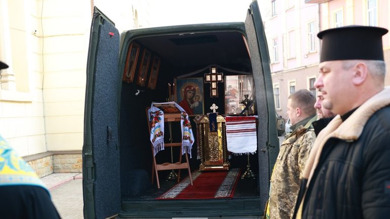 Капелан з Буковини облаштував вантажний бус під мобільний храм для служіння на фронті - РІСУ
