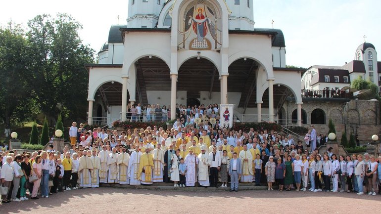 У Зарваниці відбулася Всеукраїнська проща освітян У Марійському духовному центрі "Зарваниця" на Тернопільщині відбулася Всеукраїнська проща освітян. Участь у ні...