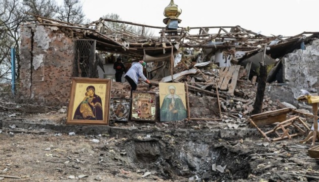 За три роки війни пошкоджено понад триста храмів УПЦ, найбільше серед усіх конфесій України, — дослідження.