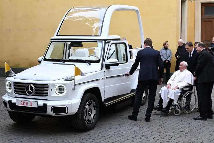 Папа Римський отримав новий електричний «папамобіль» від "Mercedes"