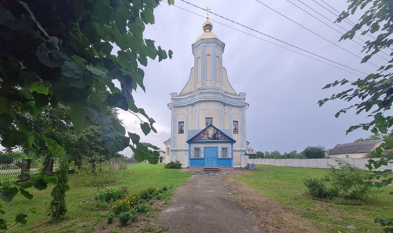 На Житомирщині парафіяни, які перейшли в ПЦУ, моляться на подвір'ї храму