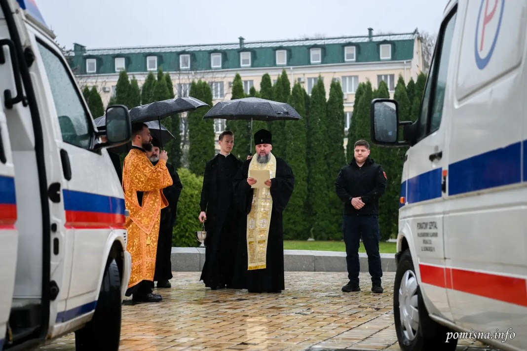 За сприяння УПЦ США, предстоятель ПЦУ освятив автомобілі та передав їх воїнам і волонтерам