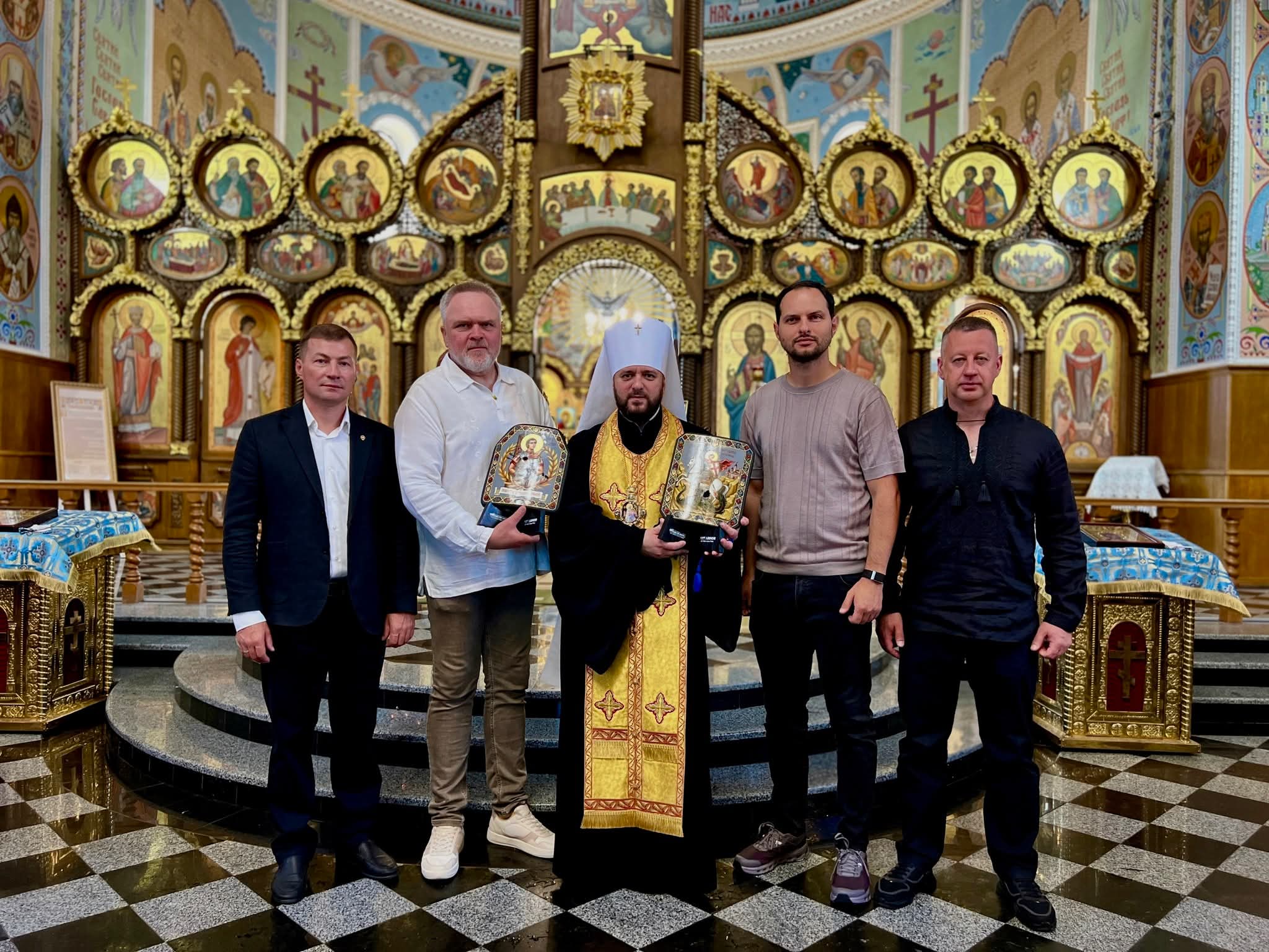 У Рівному операційному директорові "Фонду ігор незламних"  Ричарду Смиту передали дві ікони ArtArmor, створені на бронеплитах зі слідами бойових влучань.