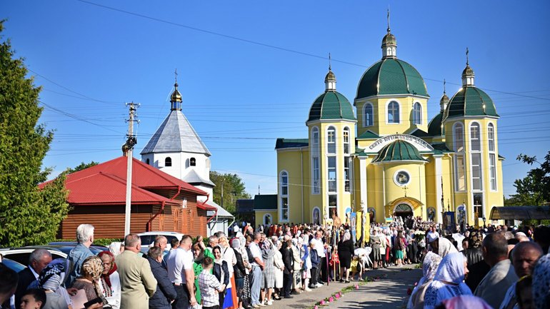 Митрополит Епіфаній звершив освячення храму на честь Юрія Переможця у селищі Буковини