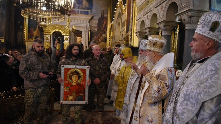Бійці Грузинського національного легіону подарували владиці Філарету ікону святого Георгія