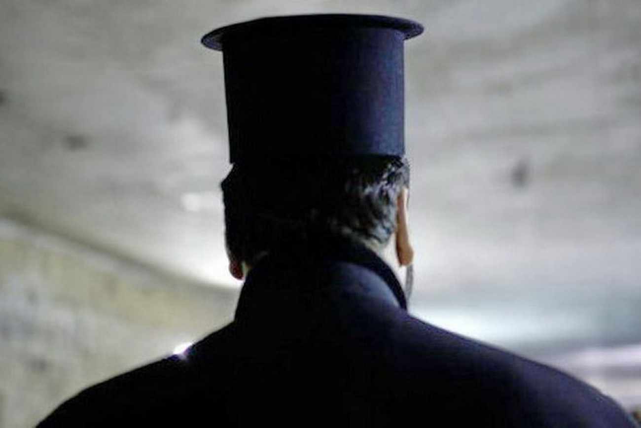 Священика з Греції засудили до восьми років ув’язнення за розкрадання 260 000 євро у 75-річного чоловіка