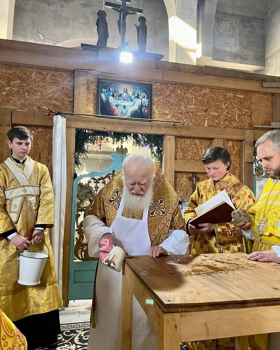 Митрополит Хустський і Виноградівський Марк освятив престол у Троїцькому храмі селища Дубове.