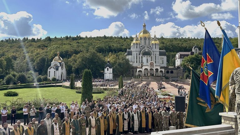 Військові, ветерани, капелани та родини героїв зібралися у Зарваниці на Всеукраїнську прощу надії