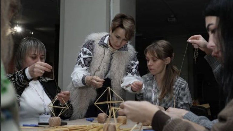 У Києві педагогів зі всієї України навчали створювати різдвяні атрибути