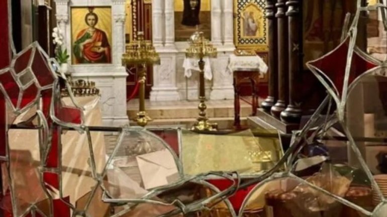 Невідомий розтрощив вітраж найвідомішого російського собору в Європі