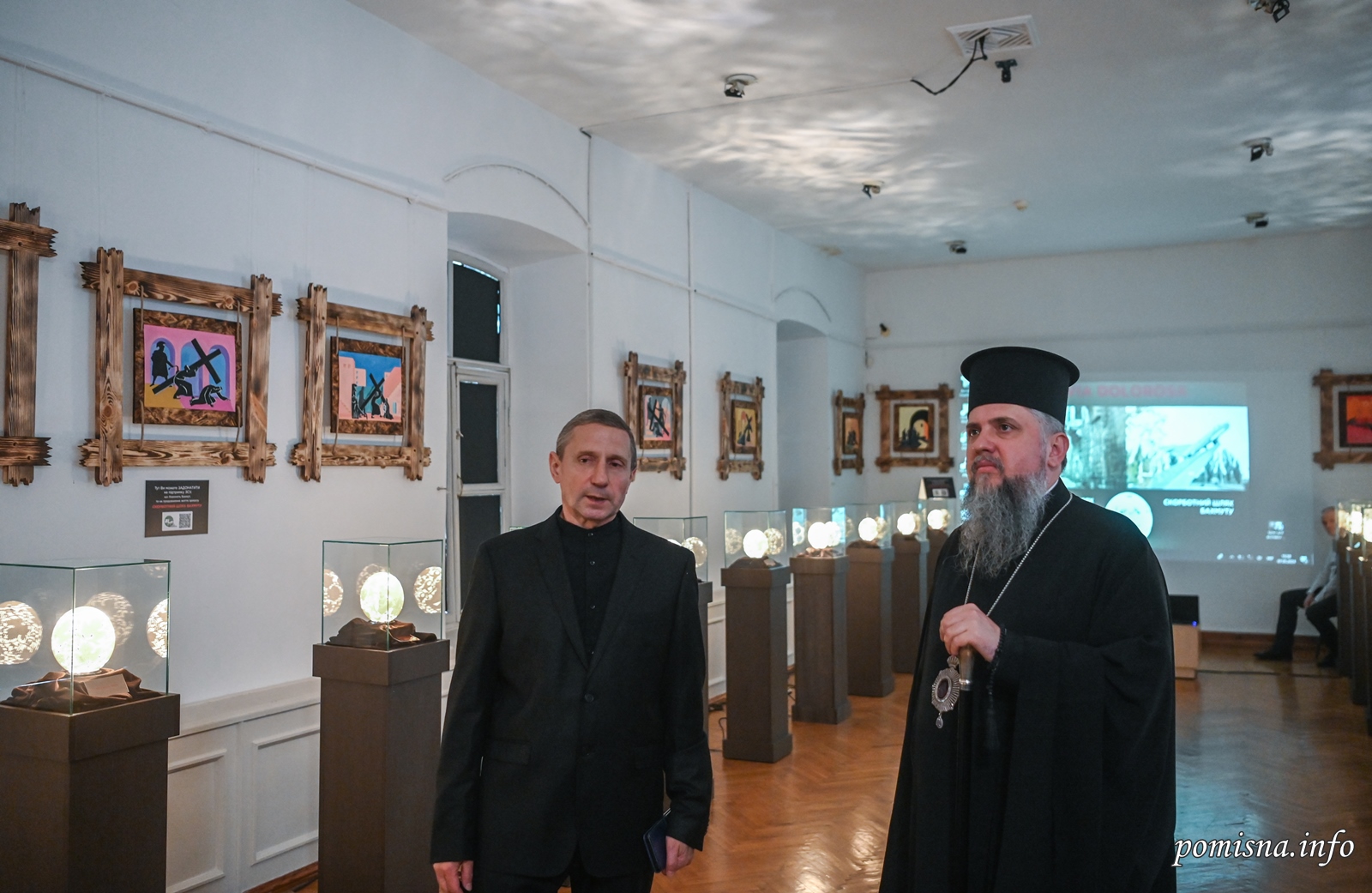 Митрополит Епіфаній відвідав виставку «Скорботний шлях Бахмута»