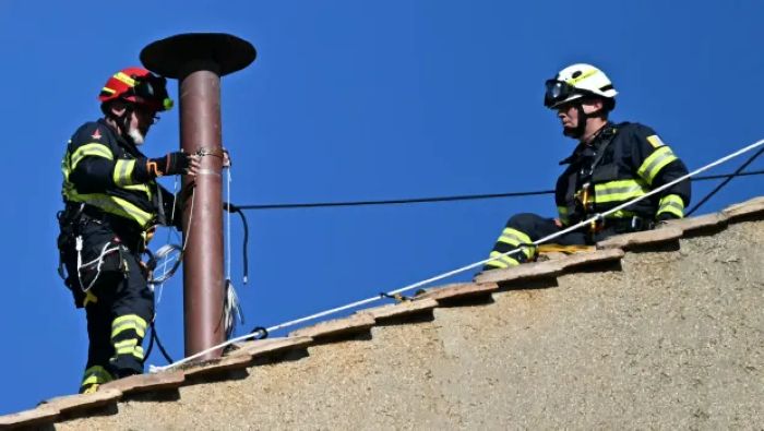 Над Сикстинською капелою вже встановили комин, з якого йтиме дим конклаву