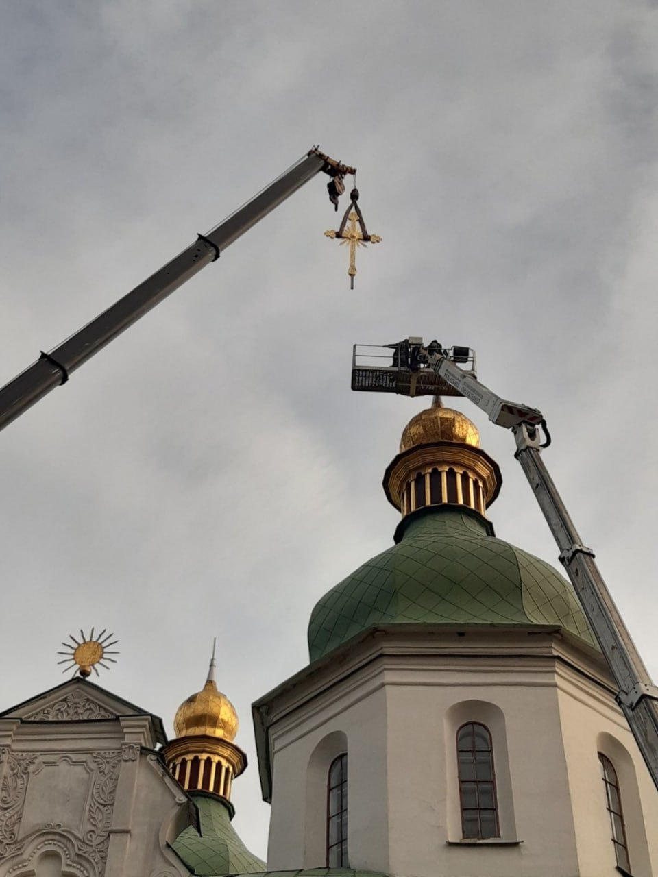 На Софійський собор почали встановлювати відновлені хрести.