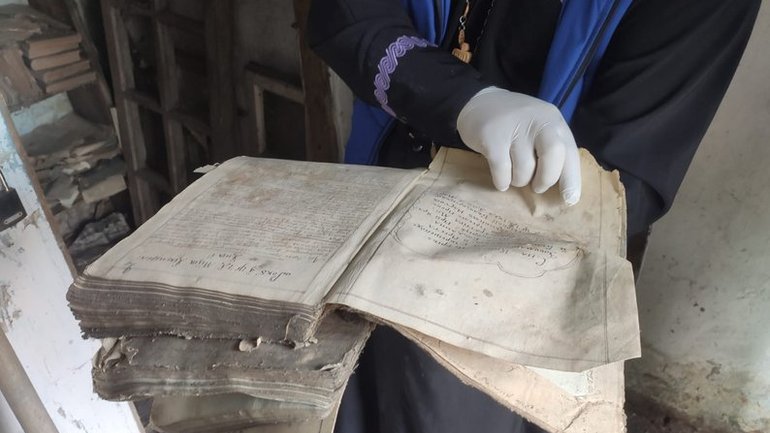 Священик з Тернопільщини знайшов 200-літні церковні архівні документи