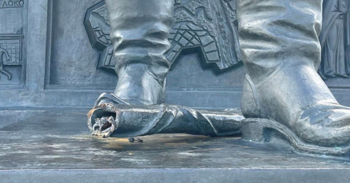 “Недобрий знак”: у Росії у статуї Ярослава Мудрого відвалився меч (фото)
