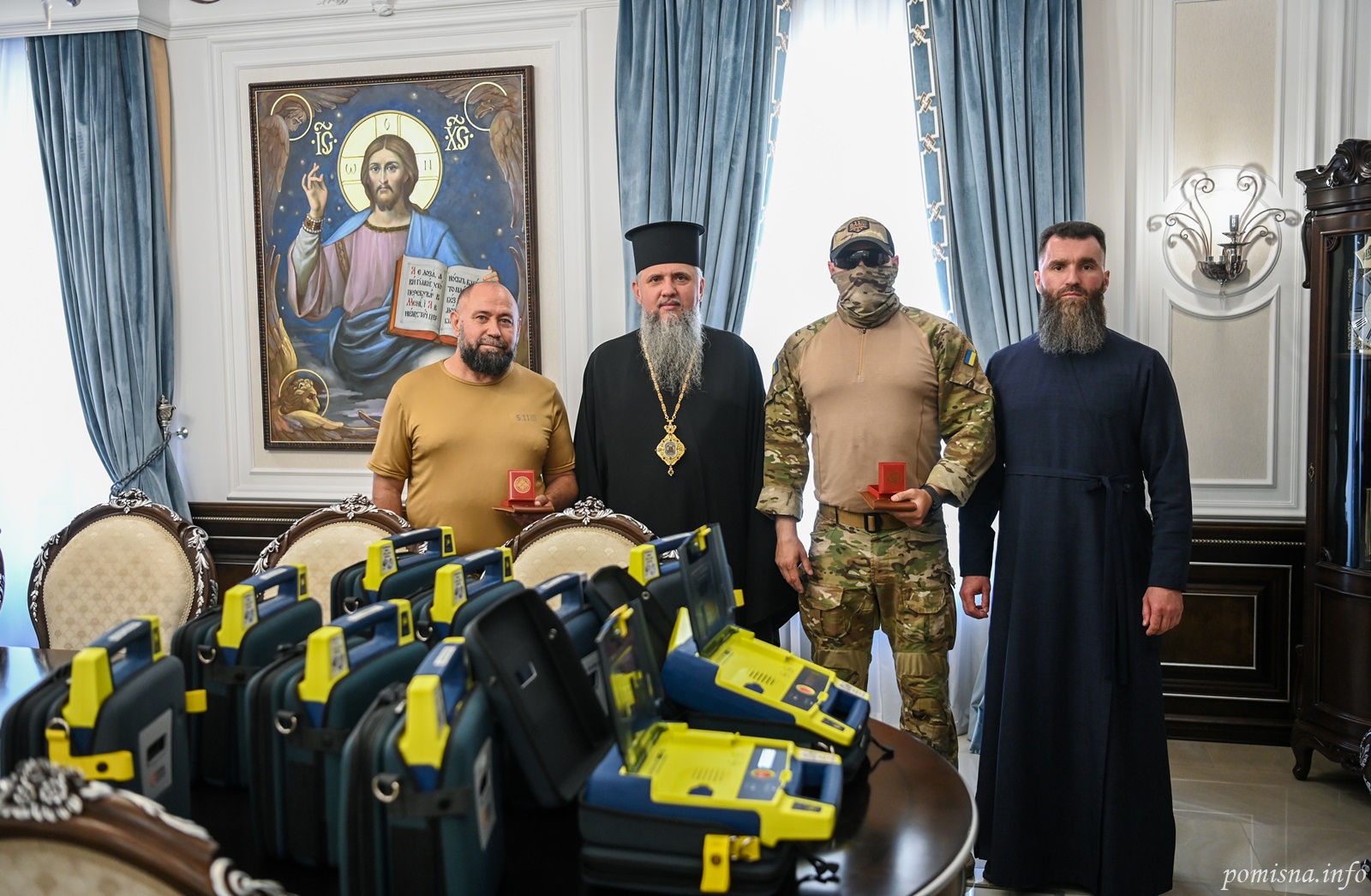 Митрополит Епіфаній передав захисникам України дефібрилятори, які були закуплені благодійниками із США