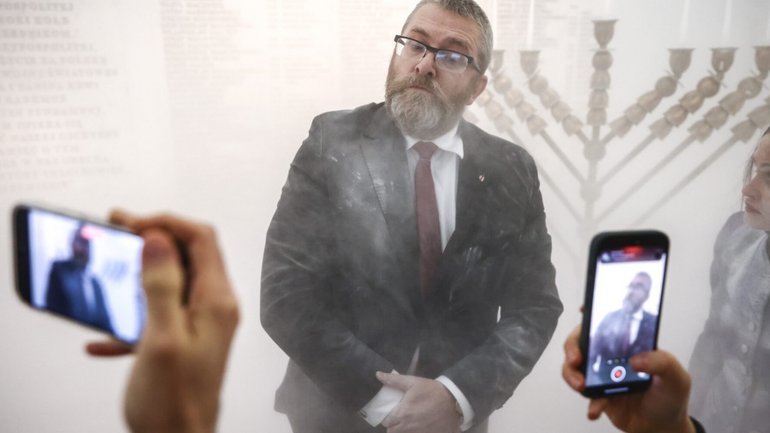 Вандалізм на урочистій церемонії: Польського депутата позбавили імунітету за гасіння свічок на менорі