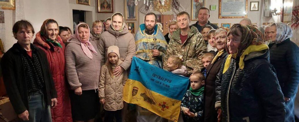 Воїни передали прапор України вірянам Рівненської єпархії в подяку за отримане авто