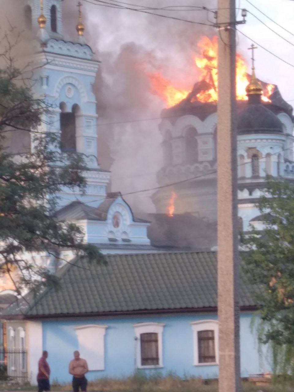 Внаслідок російських обстрілів зазнали руйнувань храми УПЦ на Сумщині та Донеччині.