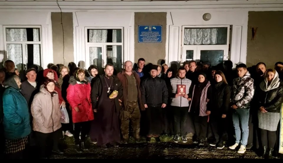 У селі Шебутинці, що на Буковині, вірян Православної Церкви України не пустили до церкви молитися за Україну та її перемогу над “русскім міром”.