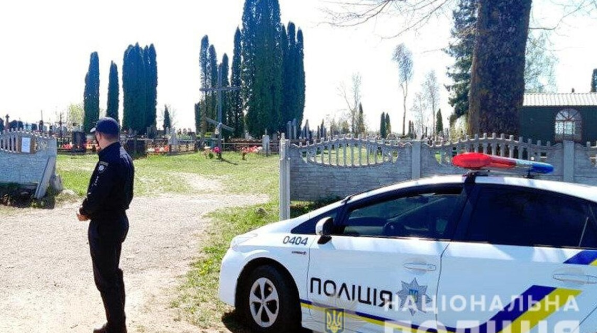Поліція звернулася до українців напередодні поминальних днів
