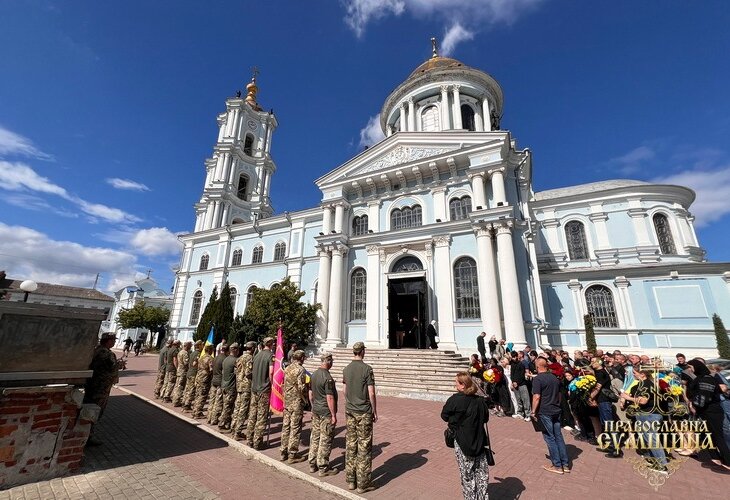 Священники УПЦ відслужили похорони за воїнами ЗСУ у різних частинах України