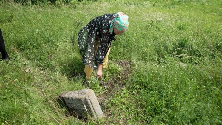 На Вінниччині жінка виявила на подвірʼї понад 20 давніх єврейських поховань