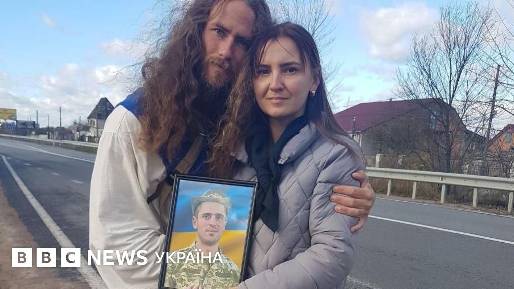 "Дивися, Ісус!" Навіщо чоловік із хрестом прийшов пішки з Варшави до Києва
