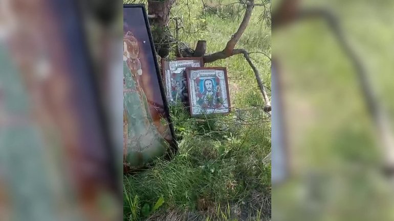 У селі на Рівненщині люди вдруге викинули ікони на смітник
