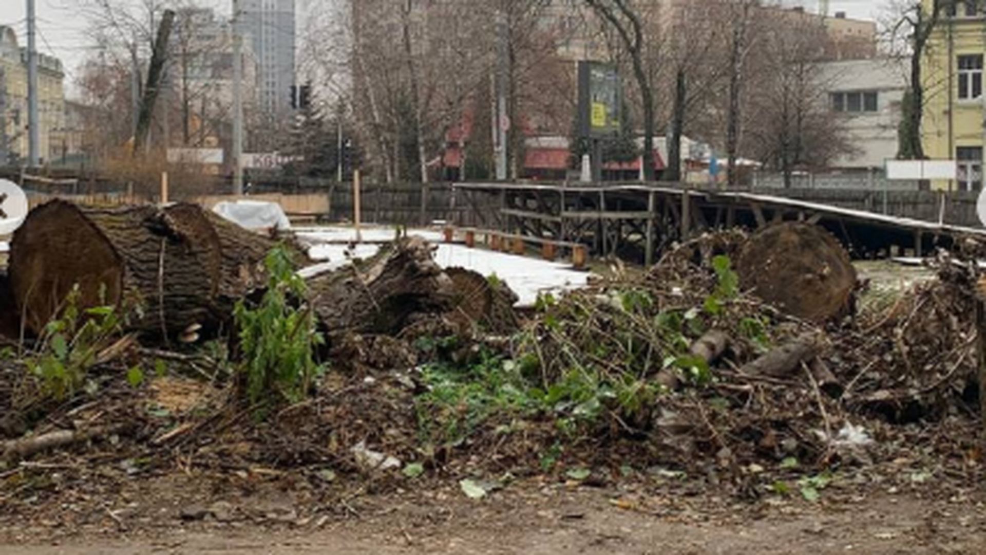 Головні новини Києва сьогодні        На Овруцькій почали будівництво храму УПЦ  — замість скверу вирубані дерева