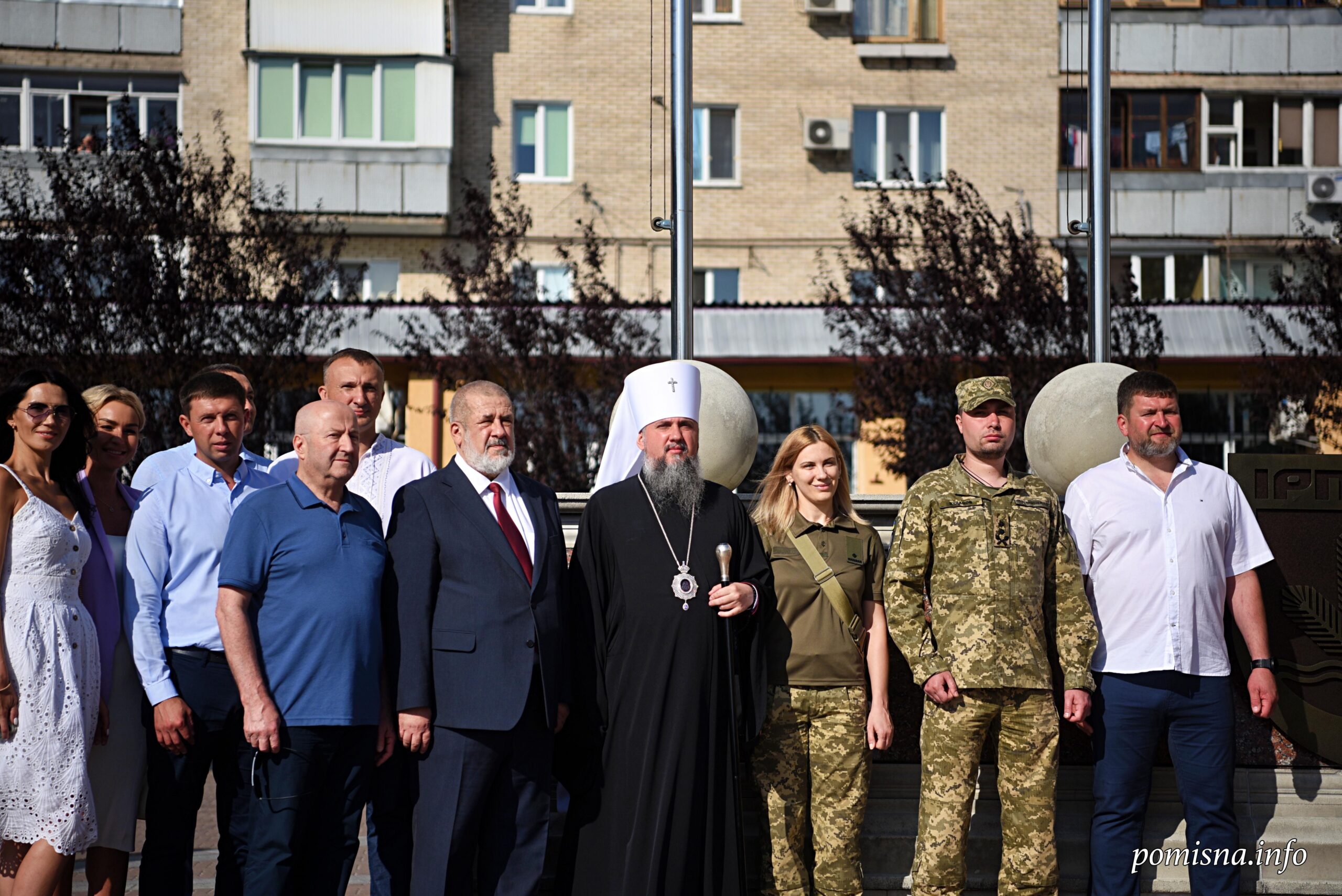 Предстоятель ПЦУ взяв участь у церемонії підняття прапору кримськотатарського народу в Ірпені