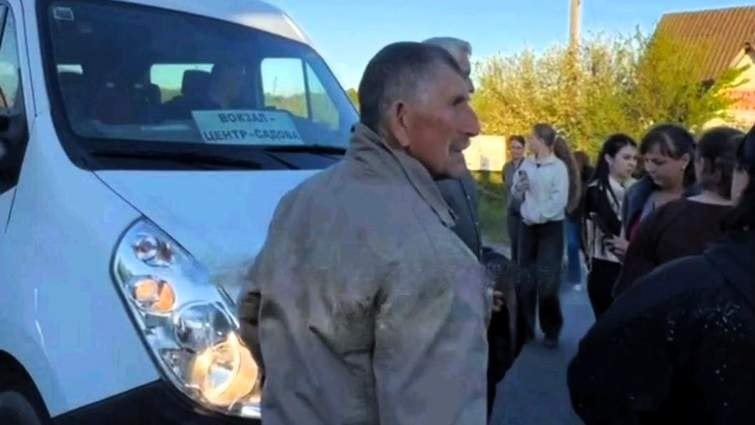 Віряни УПЦ на Закарпатті перекрили дорогу з вимогою відпустити священника з ТЦК