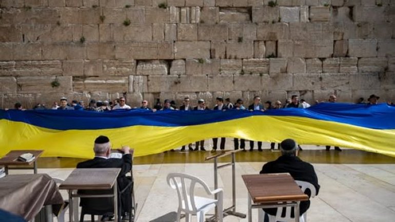 Біля Стіни плачу в Єрусалимі помолилися за Україну та розгорнули синьо-жовтий прапор