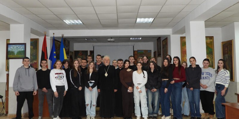 Єпископ Віктор Бедь зустрівся зі студентами Ужгорода: про історію та національні виклики