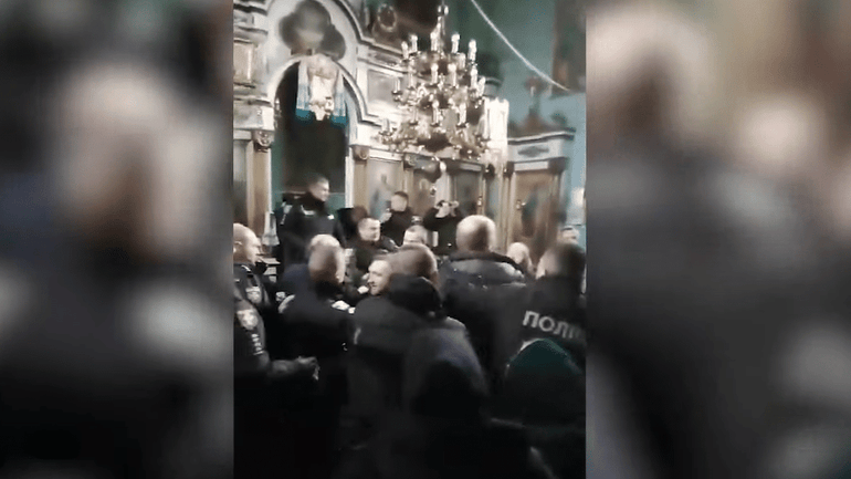 На Волині прихильники УПЦ з боєм і криками передали громаді ПЦУ ключі від храму