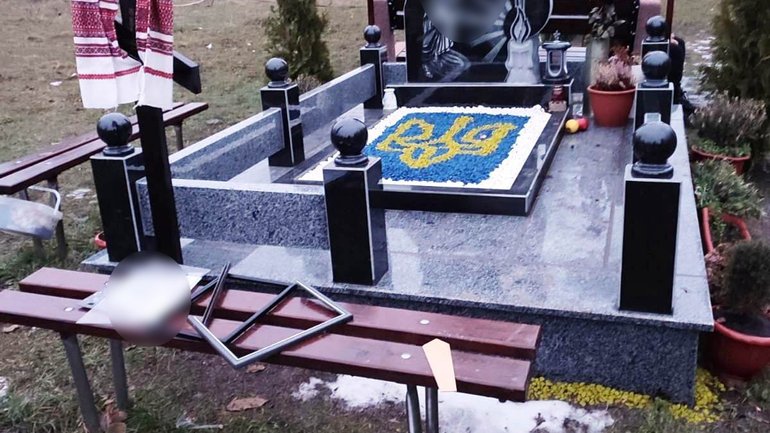 У селі Новоживотів Вінницької області затримано чоловіка, який пошкодив рамки з фотографіями на могилах військовослужбовців